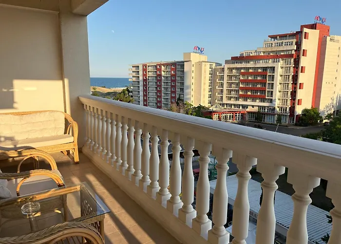 Апартамент Miramar Palace 615s *